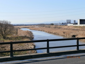 初雁橋から眺める入間川（遠くに薄く見えるのが富士山）