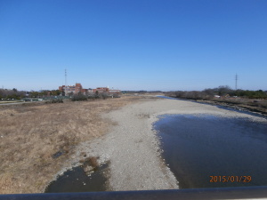 入間川大橋から望む入間川（左に見えるのは西武文理大学狭山キャンパス）