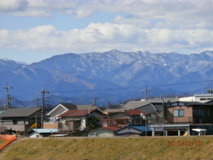 入間川から望む山並み（少し雪がかぶっています）